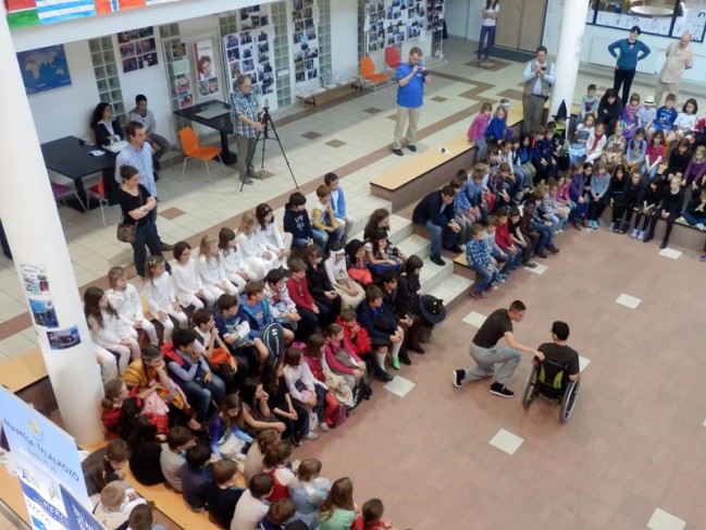 2e festival ANAMESA à Budapest : les élèves assistant à une représentation de la compagnie DK-BEL