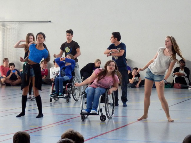Spectacle de danse à Budapest, par les élèves du lycée français et de l&#039;école de rééducation Mozgàsjavito 