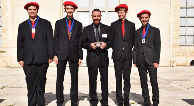 IESO 2015 : les quatre médaillés français et Mathieu Rajchenbach, coordonnateur des IESO pour Sciences à l&#039;École
