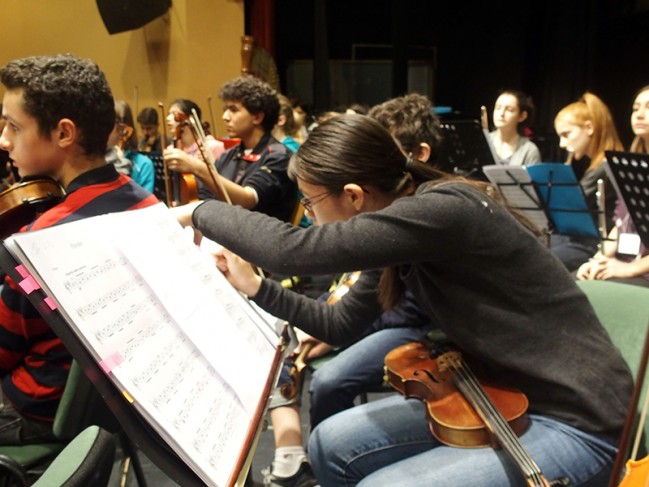 L&#039;orchestre des lycées français du monde en répétition à Madrid (saison 2) : une violoniste annotant sa partition