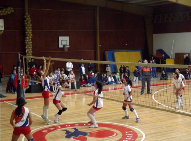 Phase de jeux lors d&#039;une rencontre de volley dames des Jeux inter-alliances 2013