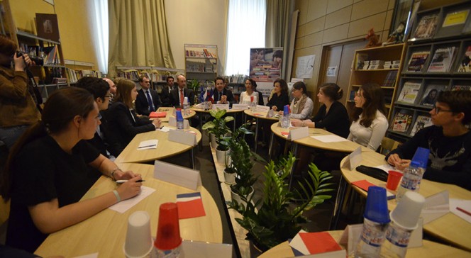 Visite de Matthias Fekl au lycée français Alexandre-Dumas de Moscou : échanges avec les élèves