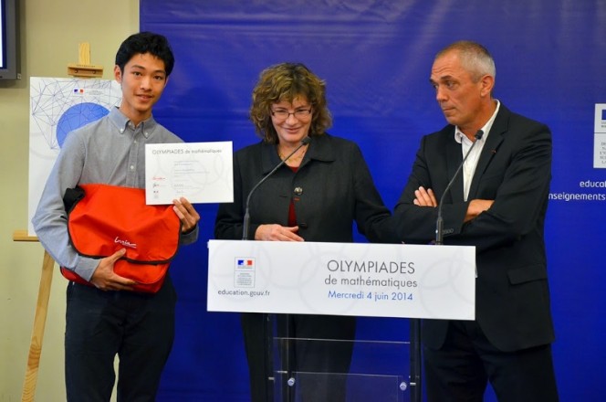 Olympiades de mathématiques 2014 : remise de diplôme à l&#039;élève du lycée français de Pékin