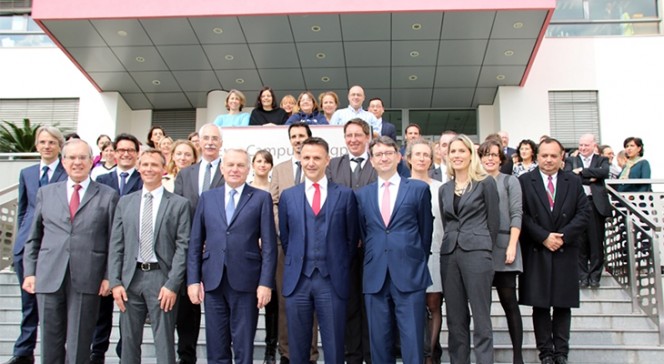 Visite ministérielle au Lycée français de Shanghai du 1er novembre 2016 : photo-souvenir sur le perron de l&#039;établissement