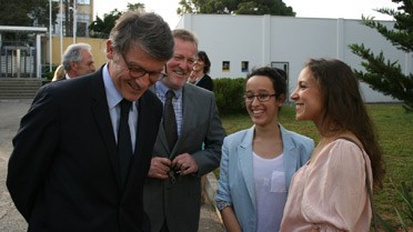 Le ministre  Vincent Peillon s'entretenant avec des élèves du LIAD à Alger. 