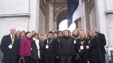 <strong>La délégation du LFA devant l'Arc de Triomphe</strong>