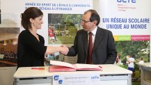 Signature de convention entre Radio France et l’AEFE au Salon européen de l’éducation