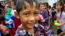 La tradition de Songkran célébrée le 4 avril 2012 au lycée français international de Bangkok : bataille d'eau