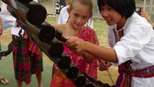 La tradition de Songkran célébrée le 4 avril 2012 au lycée français international de Bangkok : découverte d'un instrument de musique traditionnel