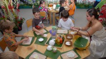 La tradition de Songkran célébrée le 4 avril 2012 au lycée français international de Bangkok: atelier de fabrication de fleurs