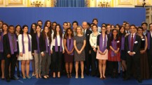 Cérémonie en l'honneur des boursiers Excellence-Major le 19 juin 2013: photo de groupe des ministres avec des étudiants de 5e année de bourse