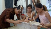 La tradition de Songkran célébrée le 4 avril 2012 au lycée français international de Bangkok: atelier tissage