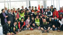  La Traversée, un périple de 3 000 km à vélo à travers l’Europe entrepris par des élèves d’Istanbul : photo de groupe au lycée Pierre-Loti avant le départ