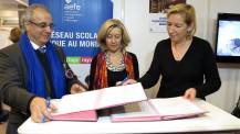 Au Salon de l'éducation 2013, signature de la convention ONISEP/AEFE