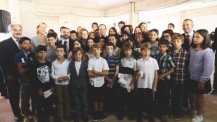 Photo-souvenir du président de la République et de la directrice de l'AEFE avec des élèves et des responsables du lycée français de Brasilia 