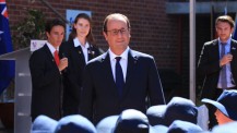 Visite présidentielle en Australie : François Hollande saluant les élèves
