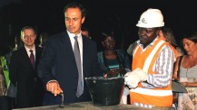 Pose de la première pierre de la future école primaire de Lomé par l'ambassadeur de France