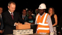 Cérémonie de pose de la première pierre à Lomé : geste symbolique du directeur-adjoint de l'AEFE
