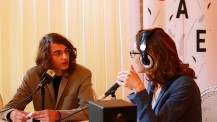 Studio de Web radio au Quai d'Orsay le 8 avril 2015 : une journaliste au micro des élèves