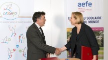 Convention de partenariat AEFE/USEP : poignée de main des signataires