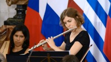 Une flûtiste de l'Orchestre des jeunes européens de Madrid lors du concert au Palais Royal de Madrid
