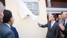 Inauguration du nouveau site du Lycée français du Caire à El Merag, le 11 octobre 2015 : dévoilement de la plaque inaugurale