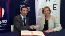 Convention entre l’AEFE et la Fédération française de badminton : poignée de main entre les signataires