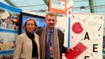 Signature d'une convention de partenariat entre l'AEFE et l'IRD : Hélène Farnaud-Defromont et Jean-Marc Châtaigner
