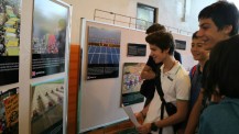 Au lycée de Hong Kong, les élèves découvrent une exposition sur le changement climatique