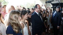 À Buenos Aires, le président de la République entouré des élèves du lycée franco-argentin