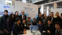 Salon européen de l'éducation 2016 : des élèves de Turin avec le directeur de l'AEFE