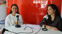Deux lycéennes de Casablanca en studio Web radio à l'AEFE