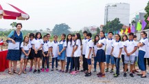 Pose de la première pierre du nouveau lycée d'Hanoï : jeunes choristes
