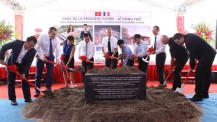 Pose de la première pierre du nouveau lycée d'Hanoï : geste symbolique