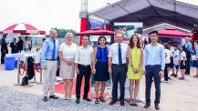 Pose de la première pierre du nouveau lycée d'Hanoï : photo-souvenir avec le directeur de l'AEFE