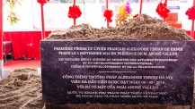 Pose de la première pierre du nouveau lycée d'Hanoï : la plaque