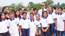 Pose de la première pierre du nouveau lycée d'Hanoï : le secrétaire d'État avec des élèves