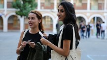 Promotion 2016 des boursiers Excellence-Major : deux jeunes étudiantes à Paris