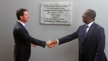 Inauguration de la nouvelle école du Lycée français de Lomé : poignée de main