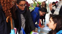 Forum des métiers et des formations à Casablanca : rencontre de lycéennes avec une étudiante