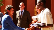 Najat Vallaud-Belkacem accueillie par des élèves du lycée français de Dakar