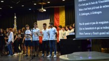 Journée franco-allemande sur l'Eurocampus de Manille : les élèves chantent Göttingen