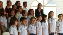 50 ans du Lycée franco-costaricien : les élèves pendant les hymnes
