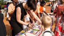50 ans de l'école française de Kampala : le traditionnel gâteau d'anniversaire