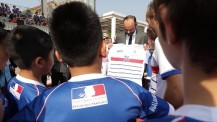 Hanoï : un maillot de sport au numéro symbolique offert à Édouard Philippe