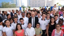Voyage de Jean-Yves Le Drian à Abu Dhabi : les ministres entourés par les élèves