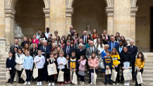 Concours des Dix Mots 2022 : photo de groupe dans la cour d'honneur de l'Institut de France