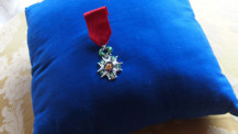 La médaille de chevalier de la Légion d'honneur remise à Olivier Brochet