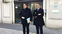 Le ministre Becht et le directeur général Brochet devant le siège de l'AEFE à Paris