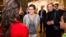 Finale d'Ambassadeurs en herbe 2014 à l'UNESCO: échanges entre Annick Girardin, Hélène Farnaud-Defromont et de jeunes "ambassadeurs"